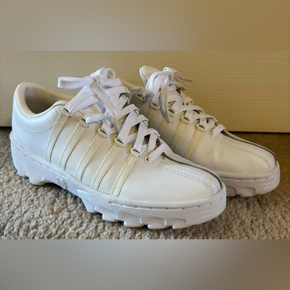 K-Swiss White Women's Sneakers - RARE FIND!!👀